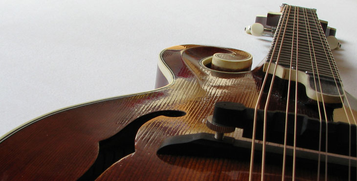 Närbild av strängar på instrumentet mandolin.