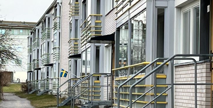 Inglasade balkonger på ett flerbostadshus