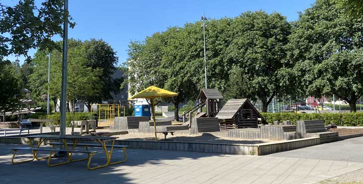 Thuleparkens lekplats med sandlådor och klätterhus.