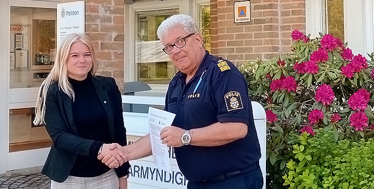 Kommunstyrelsens ordförande Linda Lundin och lokalpolisområdeschef Johan Levin skakar hand utanför Nyköpings polishus.