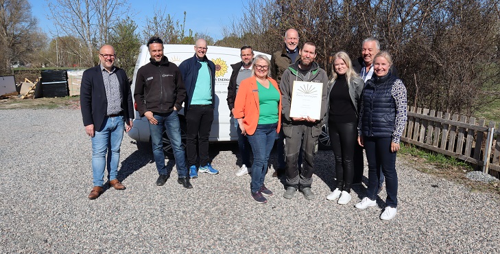 Bild på årets företagare 2022 i Gnesta kommun, Johan Lexell. Med på bilden är representater från Organisationen Företagarna och Gnesta kommun.