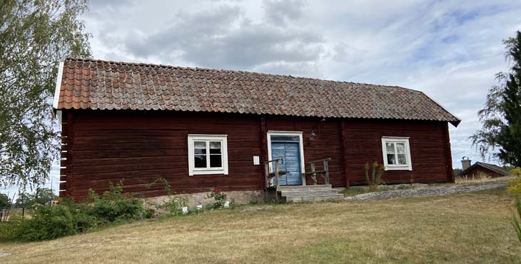 Ett timrat rött hus på Ullevi hembygdsgård.