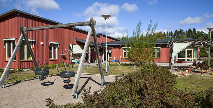 Förskolan Ängen i Björnlunda med gungor framför byggnaden