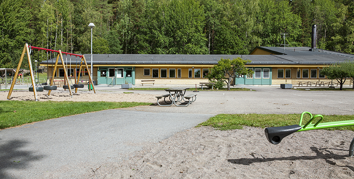 Kvarnbackaskolan i Stjärnhov med en gungställning framför byggnaden