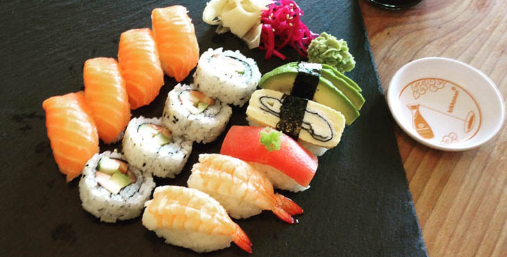 En tallrik med sushi.