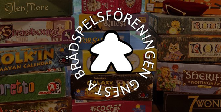 Sällskapsspel i bakgrunden och brädspelsföreningen Gnestas logotyp i förgrunden