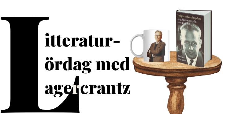 Ett bord med Staffan carlssons bok Hammarsköld och en mugg med en bild på författaren