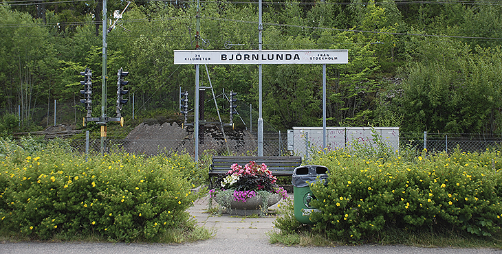 Skylt vid tågstationen i Björnlunda som det står Björnlunda på