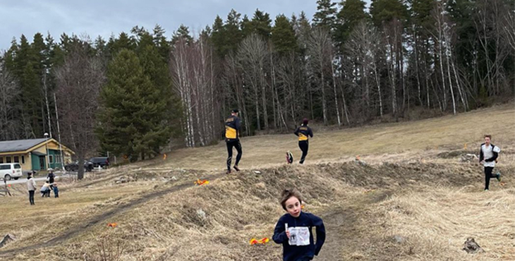Deltagare som springer mountainbanan i Stjärnhov 