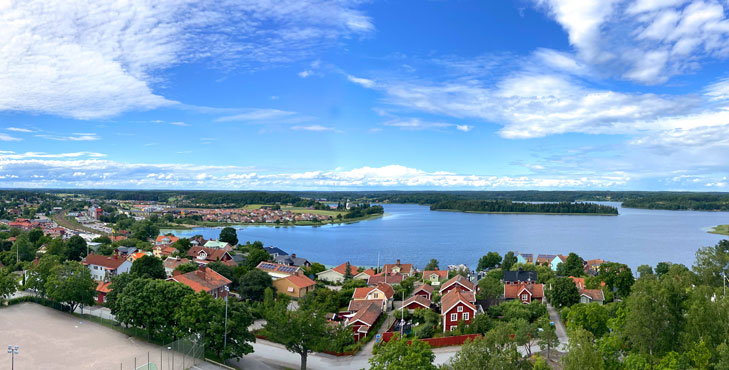 Utsikten från tornets topp över Gnesta. Hustak och sjön Frösjön syns tydligt i bilden.