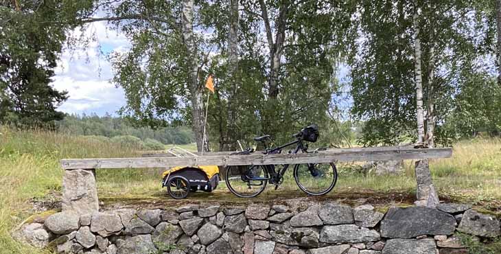 En cykel på en stenbro.