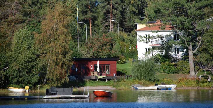 Bild på Laxne från sjön.