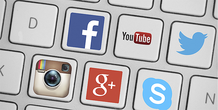 Illustration med ett tangentbord som har symboler för olika sociala medier