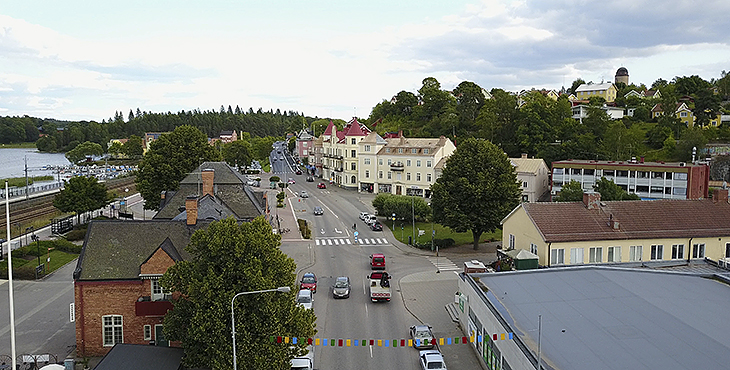 Flygbild över Storgatan i Gnesta där man ser hus och bilar på vägen