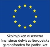 Bild på EU:s flagga och texten "Skolmjölken vi serverar finansieras delvis av Europeiska garantifonden för jordbruket".