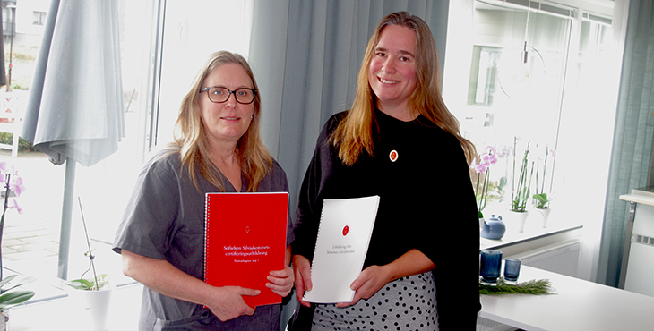 Carina Bergqvist och Viktoria Axzell som arbetar på Strandhagens demensboende i Gnesta kommun